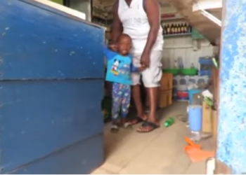 Primeira vez que uma criança vê uma pessoa branca