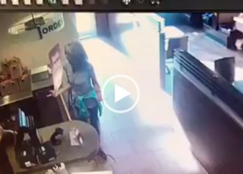 Banheiro só pra clientes? Olha o que esta mulher fez.