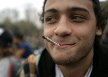 Aí você vai pro festival e posta uma foto bem loko. Sua mãe não gosta e manda um áudio te escrachando