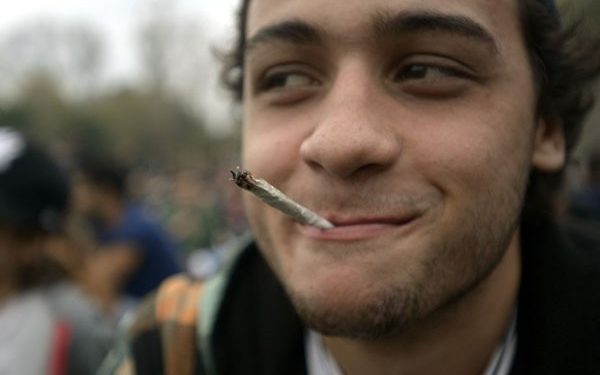 Aí você vai pro festival e posta uma foto bem loko. Sua mãe não gosta e manda um áudio te escrachando