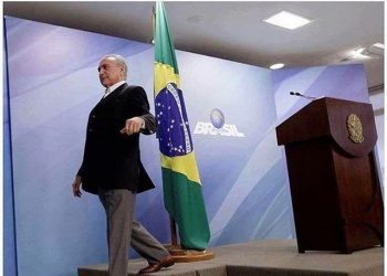 Quando você anda de mãos dadas com o demônio ao vivo.