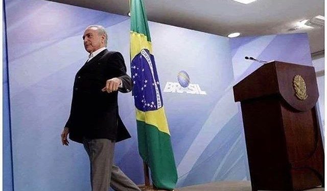 Quando você anda de mãos dadas com o demônio ao vivo.