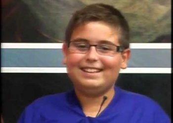 Menino não segura a risada durante a reza do terço ao vivo