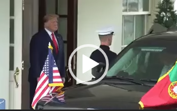 Aperto de mão entre Trump e o presidente de Portugal Marcelo Rebelo de Sousa;