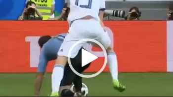 Enquanto Neymar chora quando é tocado, Nahitan Nandez do Uruguai luta pela bola com sua cabeça.