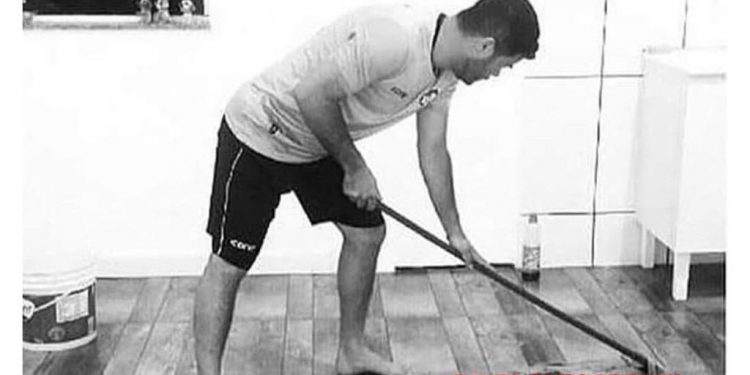 Dica de Casamento: A sua mulher nunca iniciará uma briga se você estiver limpando a casa.