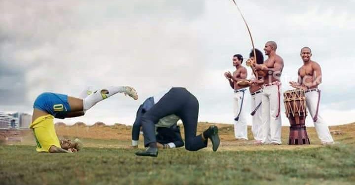 Neymar e Tite dançando ou lutando capoeira