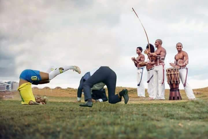 Neymar e Tite dançando ou lutando capoeira