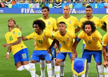 Pobre Neymar: Derrubado por Willian na foto oficial do jogo.
