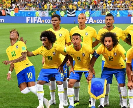 Pobre Neymar: Derrubado por Willian na foto oficial do jogo.