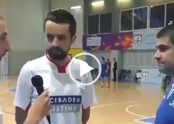 Bolada na cara do repórter.