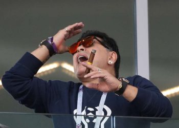 Maradona é pego no flagra ao vivo na Copa do Mundo