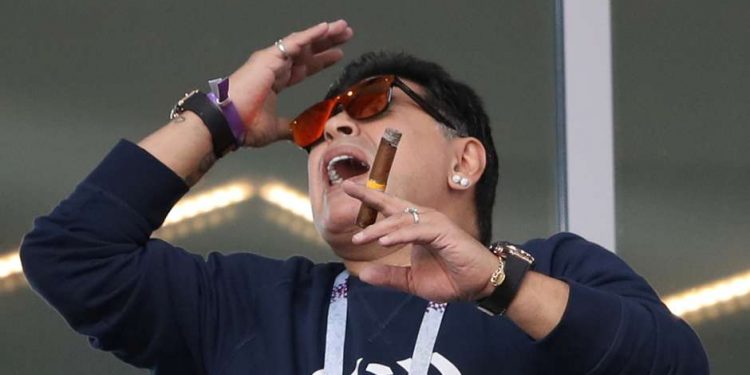 Maradona é pego no flagra ao vivo na Copa do Mundo