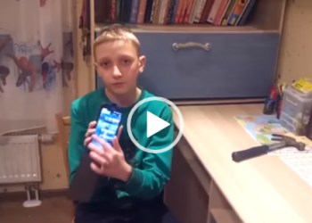 Garoto testando case de proteção do celular