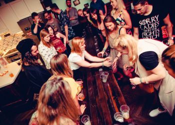 Festa ta boa, precisa ir amanhã só de corpo ou alma?