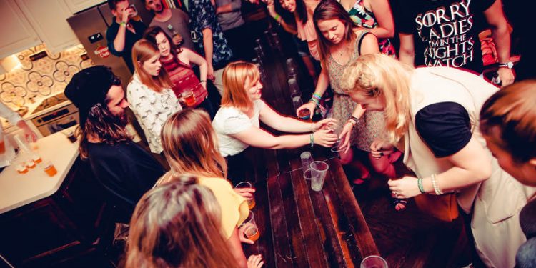 Festa ta boa, precisa ir amanhã só de corpo ou alma?