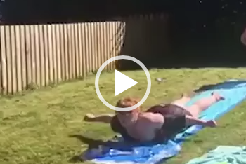 Caiu de cara na Bunda da amiga.