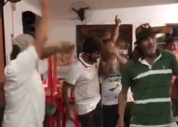 Dança com os amigos no bar.