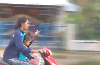 Se você acha que é viciado no WhatsApp  é porque não viu a Rosinha ainda!