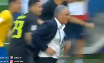 Tite correndo para comemorar o gol