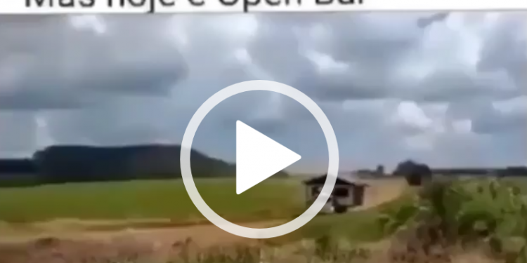 Vamos pra festa hoje? Não, tenho que cuidar da casa.