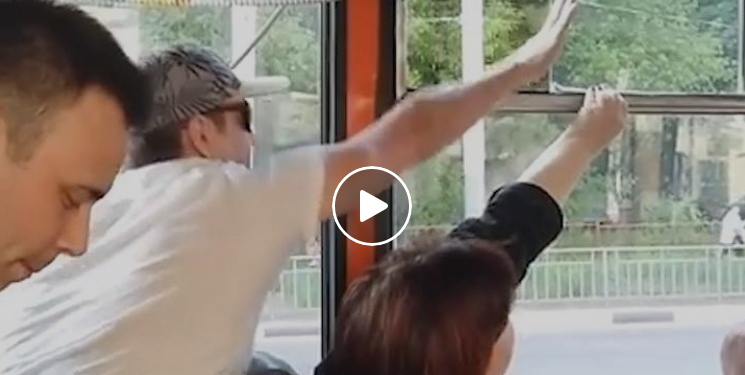 Disputa incansável para abrir ou fechar a janela do ônibus!