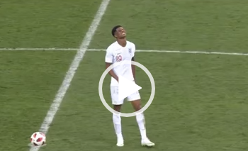 Inglaterra tenta fazer gol enquanto a Croácia comemora seu gol