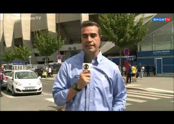 Jovem aborda repórter brasileiro, fala nome de Neymar e… desaba no chão