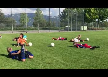 Neymar técnica. Crianças aprendendo desde cedo como jogar bola.