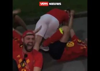 Torcedores da Bélgica zoando Neymar após vitória sobre o Brasil