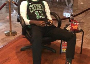 Morto é posto sentado e ‘jogando videogame’ em velório