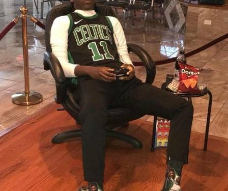 Morto é posto sentado e ‘jogando videogame’ em velório