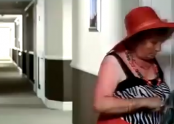 Flagraram o amigo com senhora no quarto do hotel