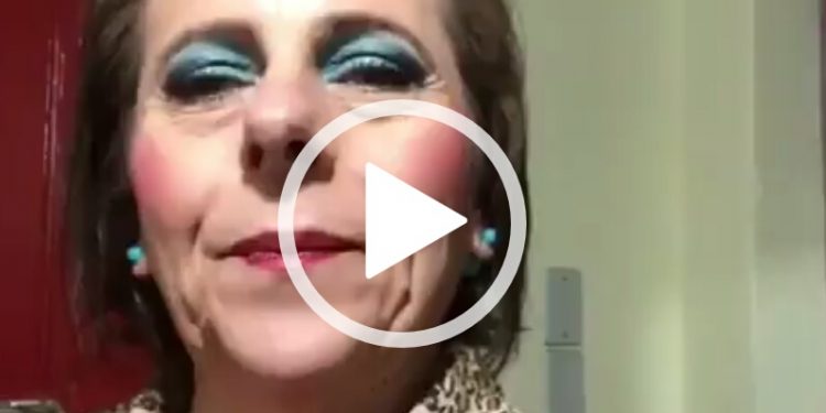 Carteira assinada para garotas de programa e família mais unida.