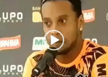 Ronaldinho Gaúcho responde repórter sobre foto com garotas.