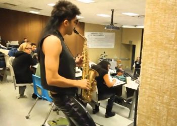Sexy Sax Man tocando Careless Whisper do George Michael – Prank