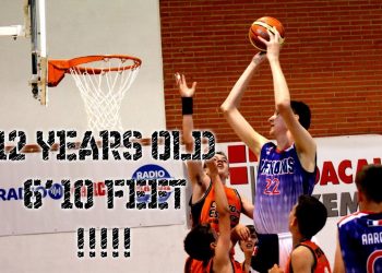 Jogador de basquete com 12 anos com 2,11m de altura