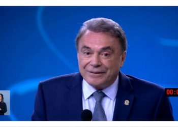 Alvaro Dias se empolga com Bonner e esquece a pergunta hahaha