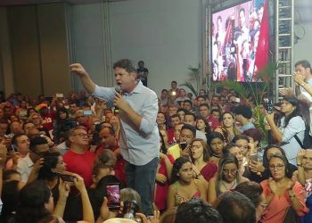Cid Gomes bate boca com militantes petistas em evento pró-Haddad