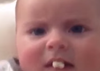 Bebê com dente de pipoca