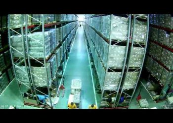 Empilhadeira derrubando as prateleiras