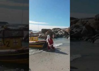 Chegada do papai Noel na praia! hahaha