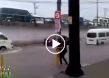 Casal cai no Bueiro mas não deixa o romantismo de lado