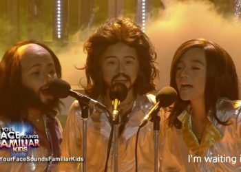 Crianças imitando The Bee Gees