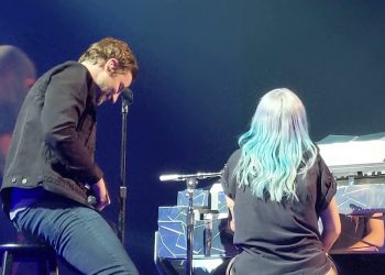 Lady Gaga ao vivo em show com BRADLEY COOPER