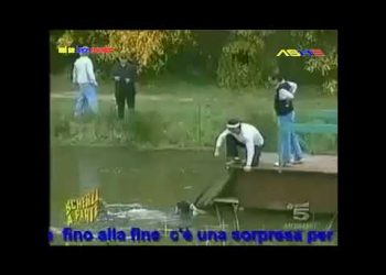 Maradona jogando Golf e caindo no lago.