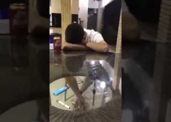 Jovem bêbado acorda e bate de frente no vidro do salão de festas