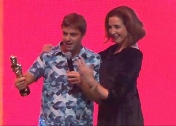 Fábio Rabin bêbado recebendo prêmio no Risadaria 2018