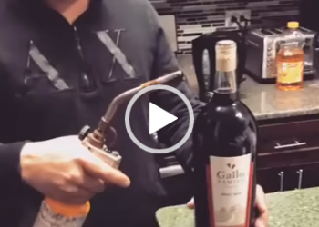 Abrindo uma garrafa de vinho com um maçarico