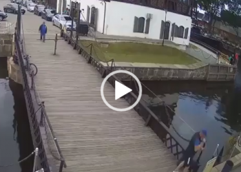 Caiu de cara no chão porque estava atrasado para pegar a balsa.